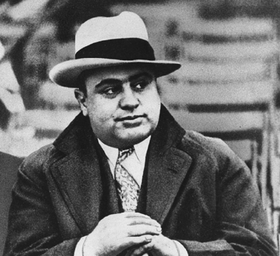 Al Capone che indossa il suo cappello preferito: un Fedora bianco.