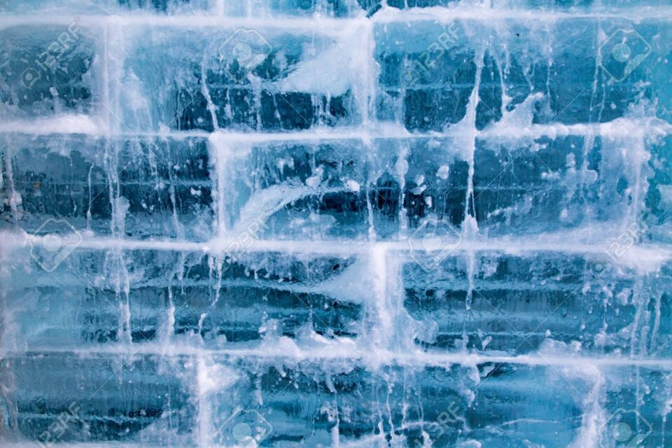 Blocchi di ghiaccio tenuti insieme dallo snice.