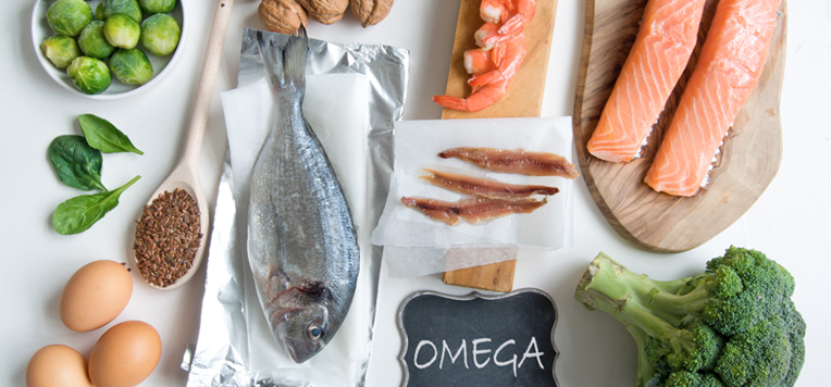 alimenti ricchi di omega 3: salmone, sgombro e aringa, semi di lino, semi di chia e semi di canapa